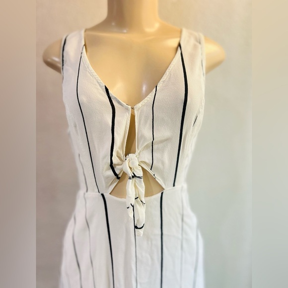 ASTR The Label White Black Size L Women Keyhole V Neck Striped Midi Dress L - Picture 3 of 13